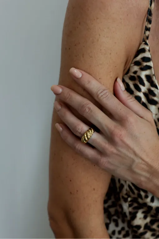 Ring león in de vinger van het model