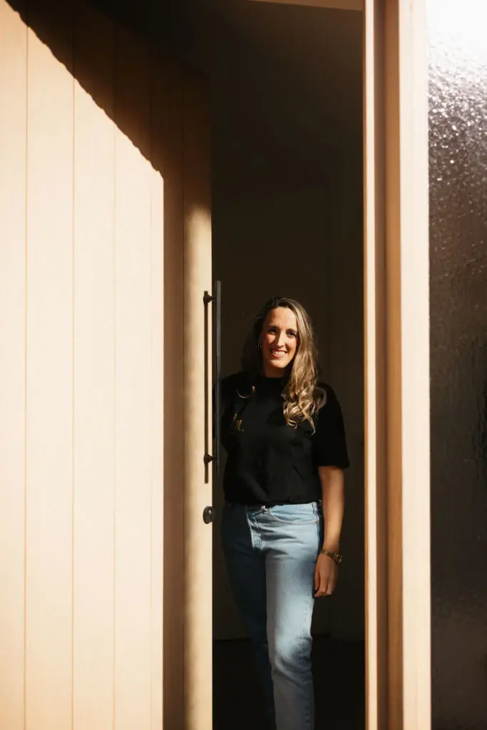 Annelies Schrauwen opent deur van da kapsalon dot