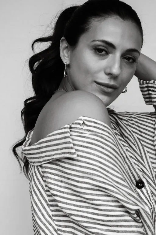 Het model draagt Oorbellen Colette