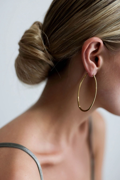 Oorbellen Esmee aan het model