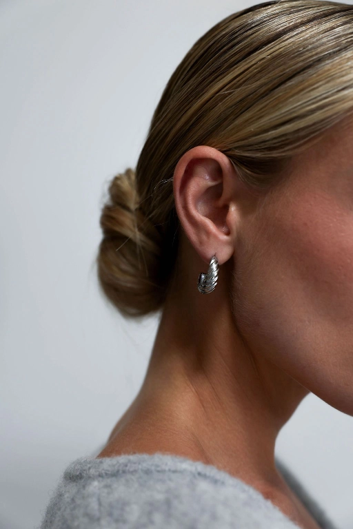 Oorbellen Julie Zilver aan model