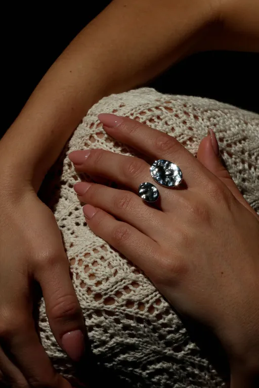 Ring Eloïse zilver aan model hand